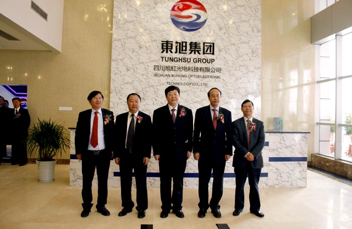 原四川省委常委、宣傳部部長吳靖平（右二等與東旭集團(tuán)董事長合影